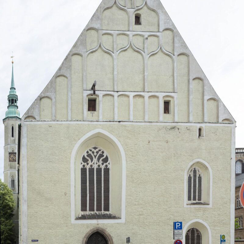 Giebelseite der Dreifaltigkeitskirche mit heller Farbgebung und gotischen Elementen