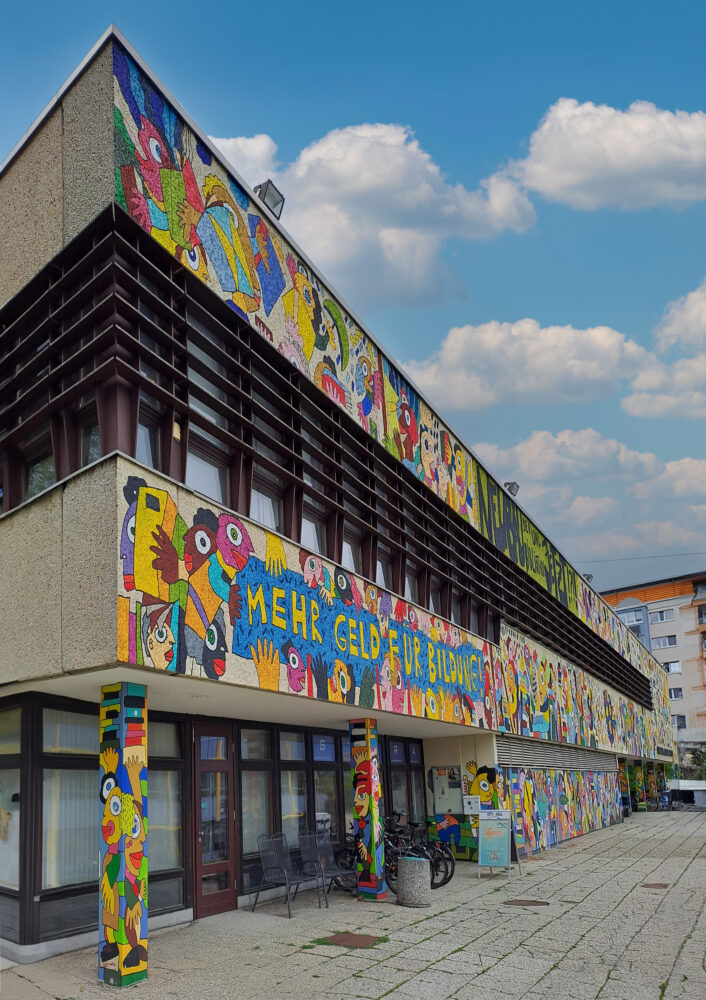 Bestandsgebäude der alten Bibliothek. Der Plattenbau wurde farbenfroh angemalt