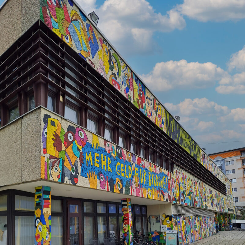 Bestandsgebäude der alten Bibliothek. Der Plattenbau wurde farbenfroh angemalt