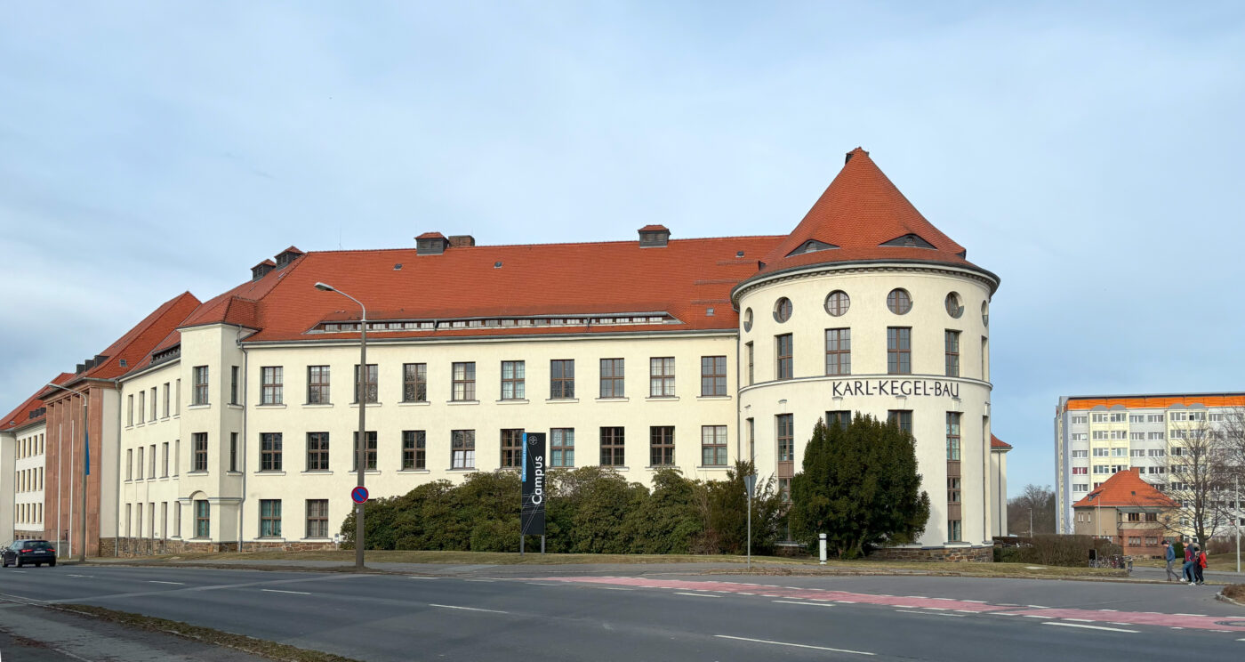 Kurze Fassade mit der Aufschrift Karl-Kegel-Bau