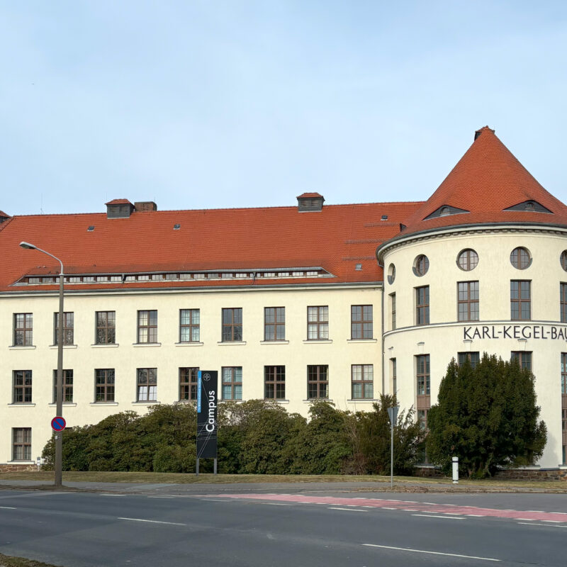 Kurze Fassade mit der Aufschrift Karl-Kegel-Bau