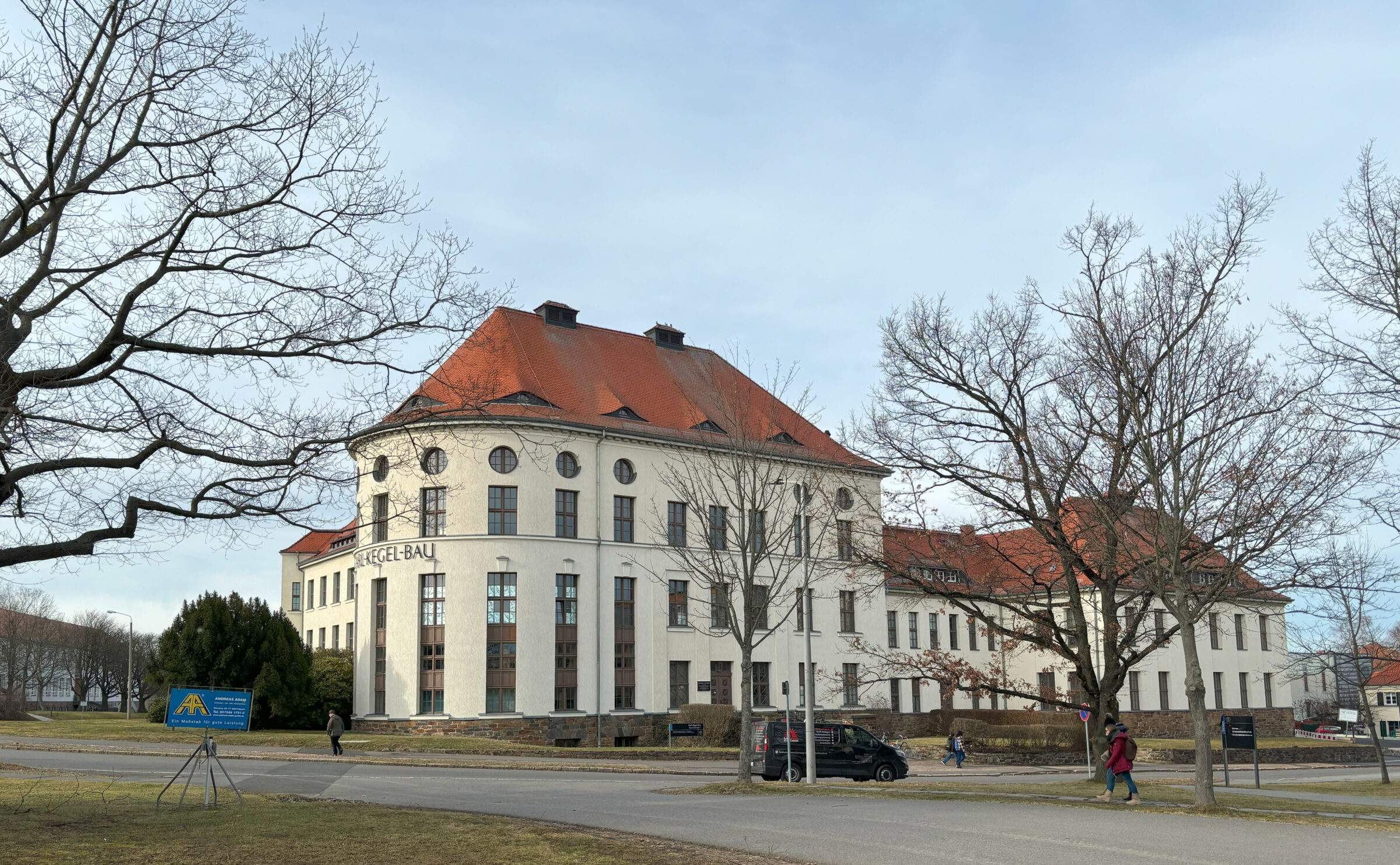 Rückansicht des Gebäudes mit einem Rücksprung.