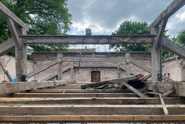 Der alte Dachstuhl der Turnhalle in marodem Zustand. Die Dachdeckung fehlt