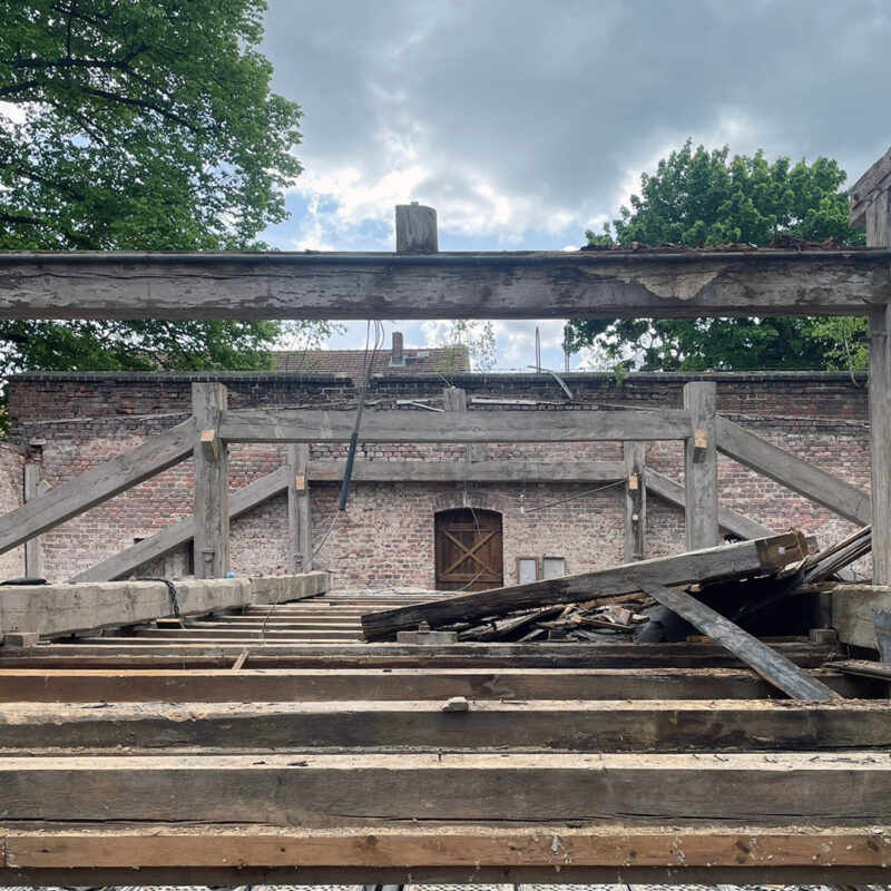 Der alte Dachstuhl der Turnhalle in marodem Zustand. Die Dachdeckung fehlt
