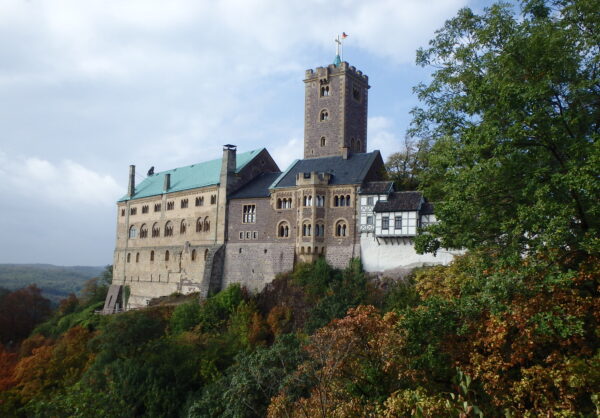 Blick auf die Wartburg, eingerahmt von der umgebenden Natur