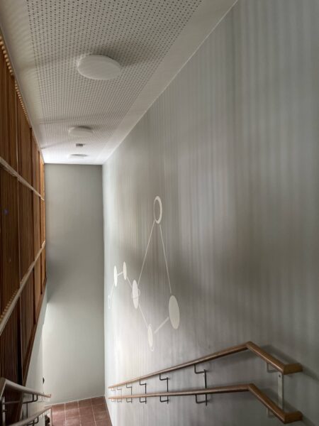 Foyerwand mit aufgemalten Planetensystem