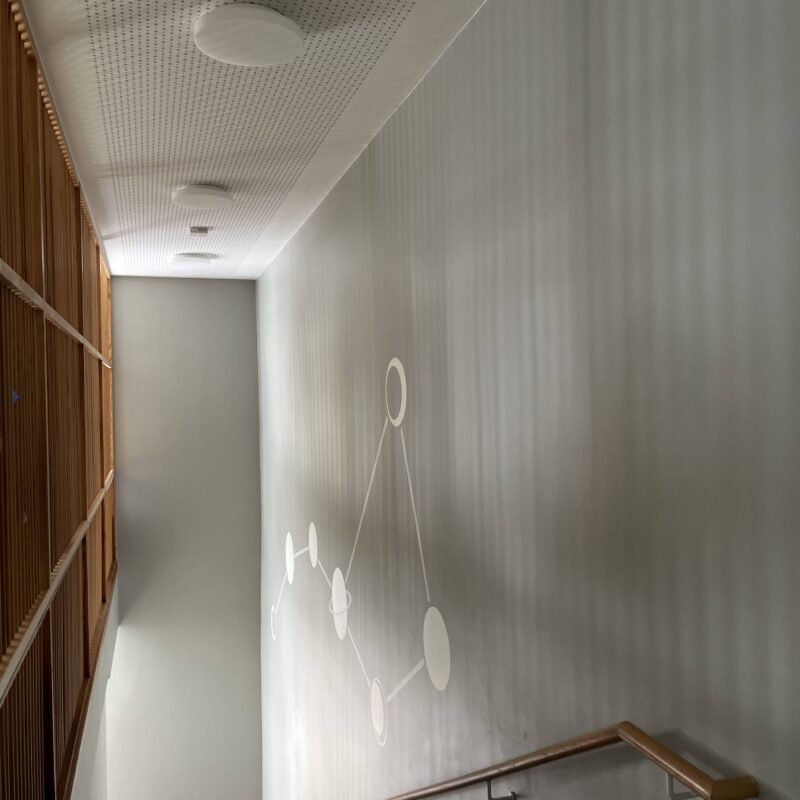 Foyerwand mit aufgemalten Planetensystem