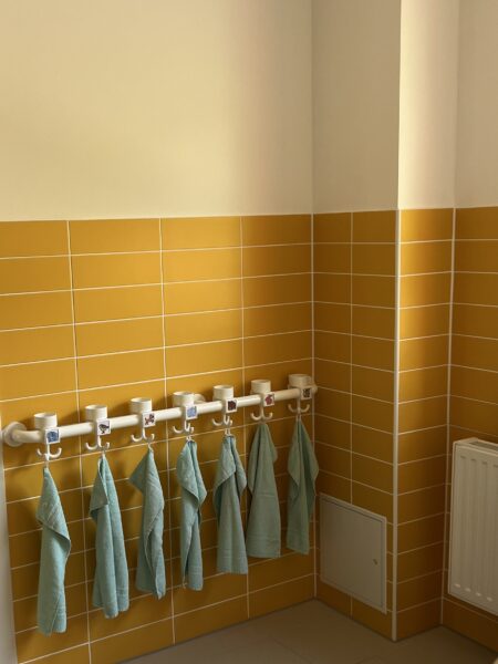 Kinderbad mit sonnengelben Fliesen