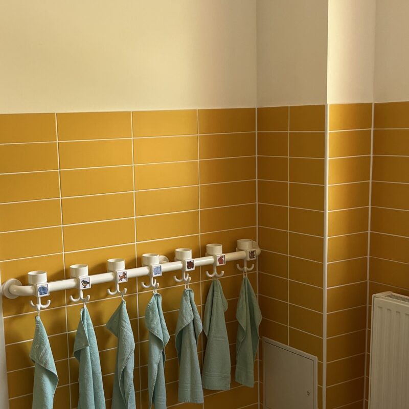 Kinderbad mit sonnengelben Fliesen