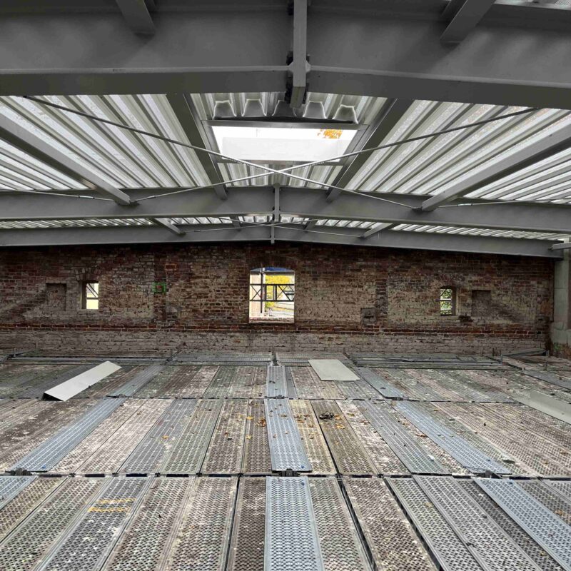 Blick oberste Gerüstlage auf Trapezdachuntersicht