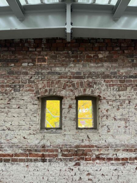 Sichtmauerwerk mit zwei Fenstern