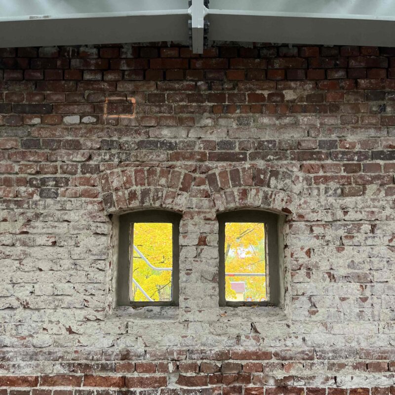 Sichtmauerwerk mit zwei Fenstern