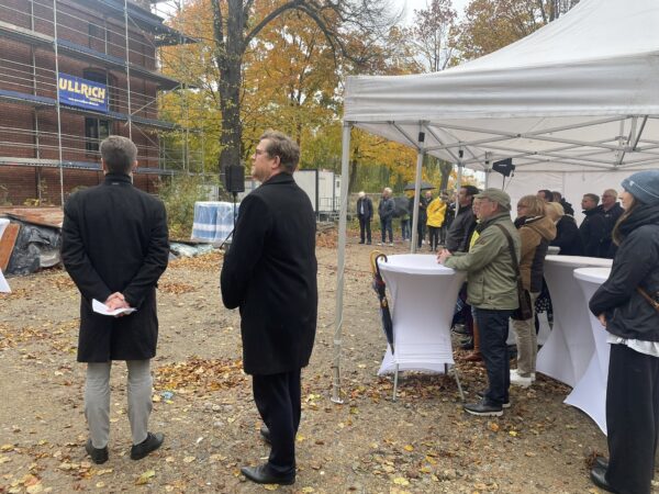 Blick auf Zuschauer des Richtfestes