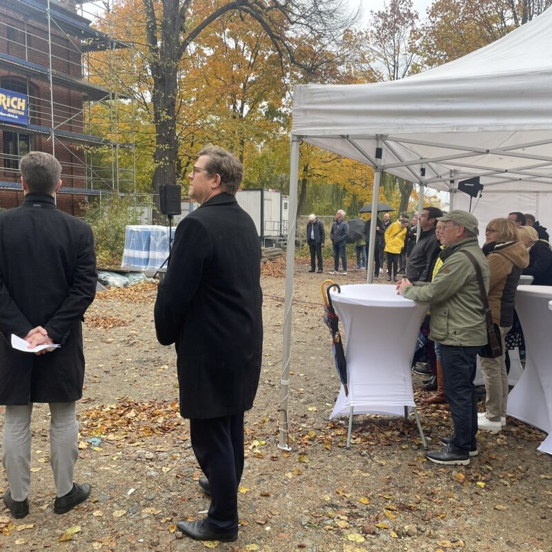 Blick auf Zuschauer des Richtfestes